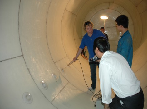 外国专家在现场用电火花设备检查焊缝