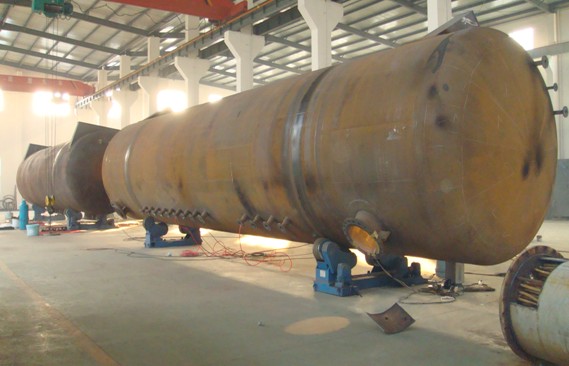 正在施工的两台Φ3000*15536氯化氢缓冲槽