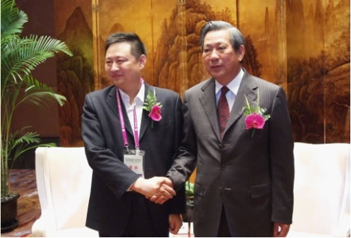 瑞能公司总经理洪厚军与泰国总理在会上合影留念