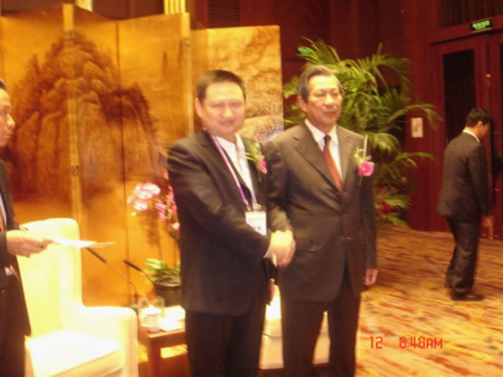 瑞能公司总经理洪厚军与泰国总理在会上合影留念